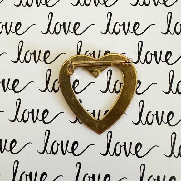 💌 Vintage Gold Tone Textured Heart Pin - Picture 5 of 5